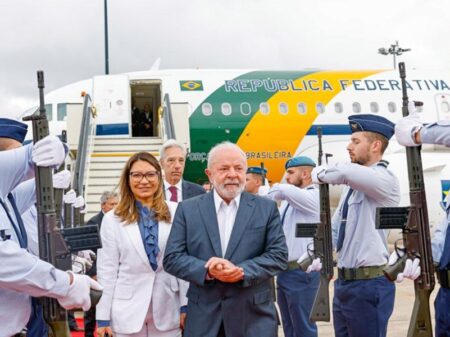 Lula chega a Lisboa, assina acordos e participa da entrega do Prêmio Camões a Chico Buarque