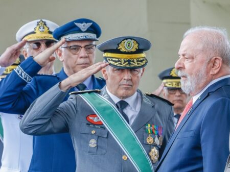 “Exército tem compromisso com a defesa da Pátria, da independência e da democracia”, diz comandante