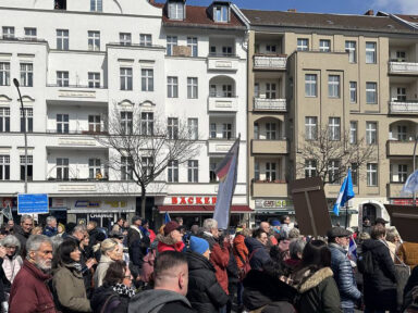 <strong>Manifestação em Berlim exige fim do envio de armas para Kiev</strong>