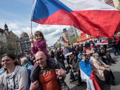 Manifestantes tomam as ruas de Praga contra envio de armas da República Tcheca à Ucrânia