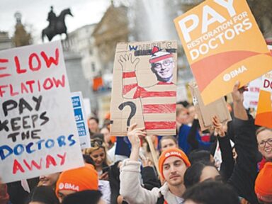 Médicos ingleses retomam greve contra arrocho salarial