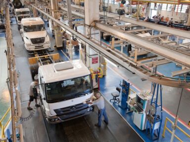 Falta de peças e juros altos: Mercedes reduz produção e afasta 2 mil no ABC