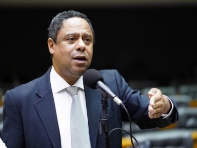 Orlando altera e protocola projeto para combater mentiras e ódio na internet