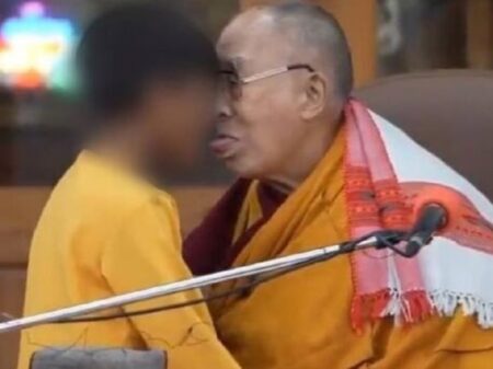 Flagrado, Dalai Lama se desculpa após pedir à criança ‘chupar sua língua’