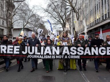 Parlamentares do Reino Unido, Brasil e EUA exigem que Biden pare de perseguir Assange
