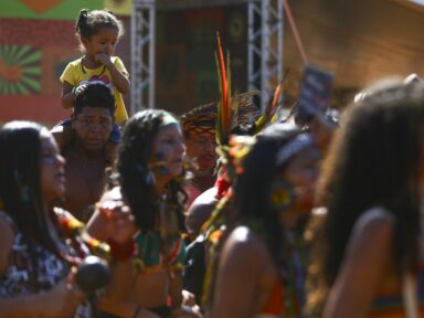 Marcha indígena em Brasília alerta para emergência climática e defende demarcação de terras