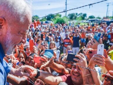 Lula leva ajuda aos desabrigados no Maranhão e é recebido por milhares de pessoas