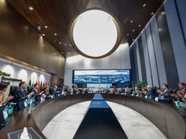 Lula defende em Xangai que as trocas comerciais do BRICS sejam em suas moedas e não em dólar