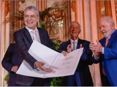 Lula entrega Prêmio Camões a Chico Buarque após 4 anos de “estupidez e obscurantismo”