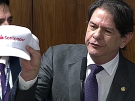 Cid Gomes desmoraliza ‘conversa mole’ do presidente do BC com boné do Santander
