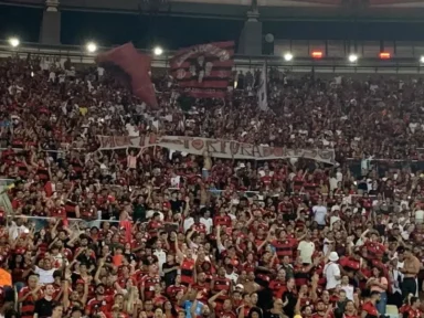 Torcedores do Flamengo que estenderam faixa em repúdio à ditadura no Maracanã estão sendo perseguidos