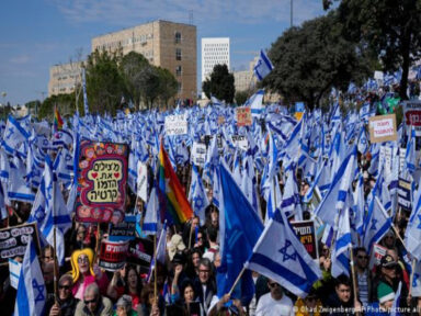 <strong>250 mil pessoas foram às ruas em Israel contra ataque de Netanyahu à Justiça</strong>