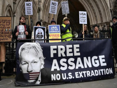Assange convida Charles III a “visitar a prisão de Belmarsh, uma honra digna de um rei coroado”