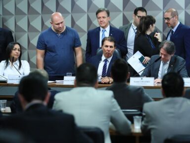 Requerimentos chamam Bolsonaro, filho ’01’, Torres e Mauro Cid para depor na CPI do Golpe