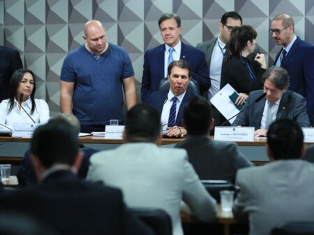 Requerimentos chamam Bolsonaro, filho ’01’, Torres e Mauro Cid para depor na CPI do Golpe