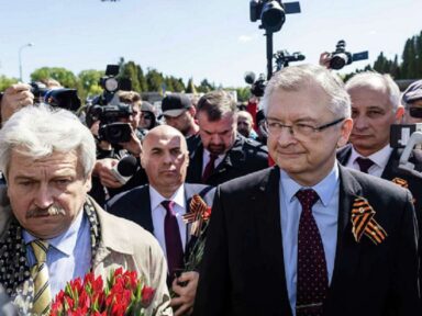 Fascistas agridem embaixador russo em Varsóvia que levava flores ao túmulo dos heróis da 2ª Guerra