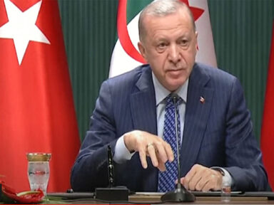 Presidente Erdogan é reeleito com 52% no 2º turno na Turquia