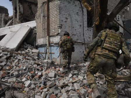Forças russas libertam a estratégica cidade de Artyomovsk