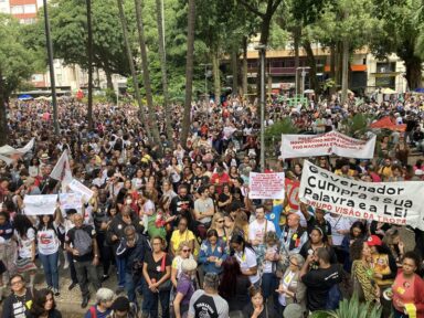 Em greve, professores estaduais do Rio protestam em defesa de reajuste salarial