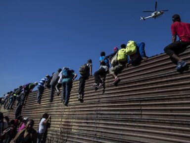 Na fronteira sul, tropas dos EUA se preparam para deportação em massa de imigrantes