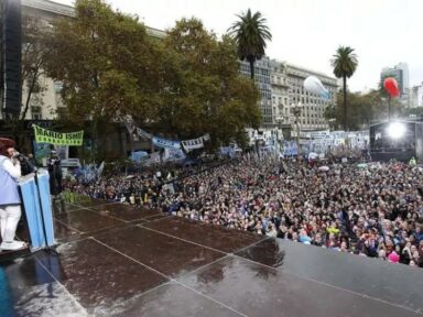 “Pátria sim, colônia não”, entoa multidão reunida na Praça de Maio para saudar Cristina Kirchner