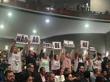 Estudantes de SP protestam no Palácio dos Bandeirantes contra cortes de Tarcísio na Educação
