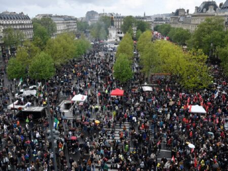 Franceses marcam o 1º de Maio com mais de 2 milhões nas ruas contra ataque de Macron à Previdência
