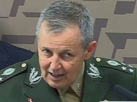 Comandante do Exército diz que cenário externo preocupa e propõe fortalecer defesa nacional