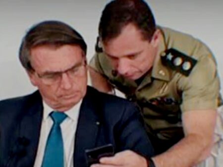Perícia da PF em telefone mostra “faz-tudo” de Bolsonaro operando contas secretas no exterior