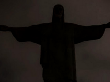 Cristo Redentor tem luzes desligadas em solidariedade a Vini Jr., vítima de racismo