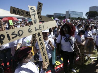 Com manifestação em Brasília, enfermeiros iniciam greve nacional em defesa do piso