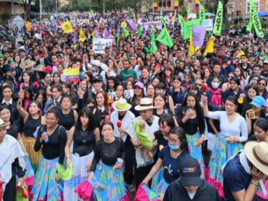 Colombianos ocupam as ruas em apoio às reformas sociais do governo Petro