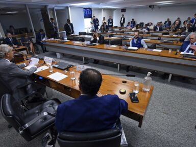 Conselho de Ética abre processo contra senador que escondeu R$ 30 mil nas nádegas