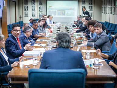 Deputados e sindicalistas paranaenses denunciam privatização da Copel no Ministério da Fazenda