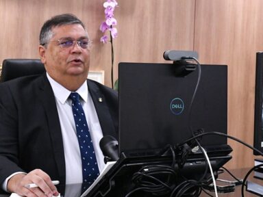 Flávio Dino pedirá que AGU cobre de Bolsonaro indenização pelos danos causados