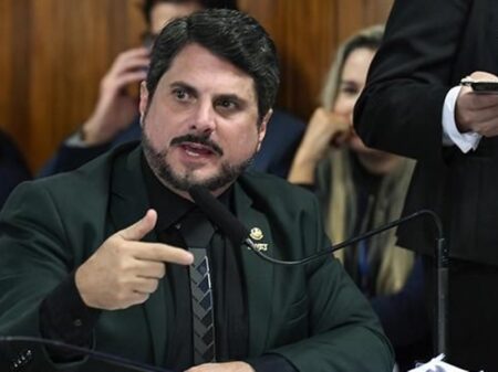 Senadores acionam Conselho de Ética contra Marcos do Val