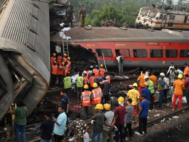Quase 300 mortos no pior descarrilamento de trens na Índia em décadas