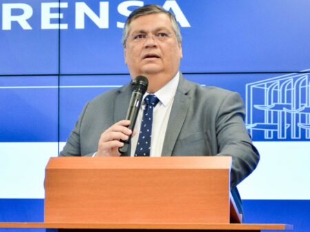 Dino para Bolsonaro: ‘aliados de quadrilhas’ são os ‘que permitiram garimpo ilegal e propagaram armas’