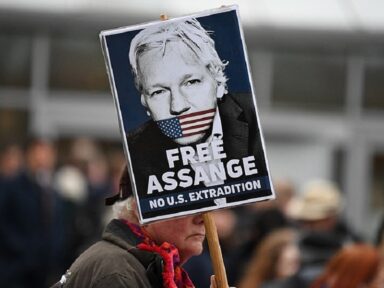 Movimento internacional de jornalistas alerta para “risco iminente de extradição de Assange aos EUA”