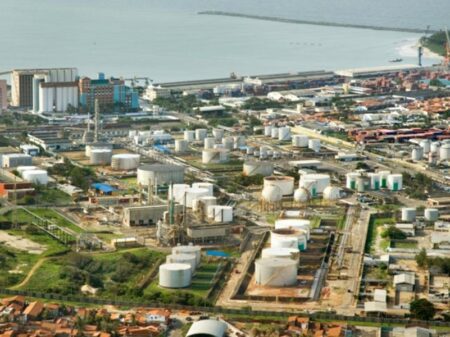 Petroleiros entram em greve contra privatização da refinaria Lubnor