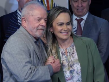 “Estou à disposição do presidente”, afirma ministra do Turismo