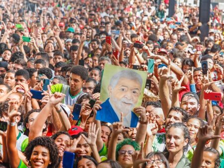 Confiança de brasileiros em Lula atinge o maior nível de presidentes desde 2012, diz Ipec