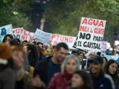 Uruguaios tomam as ruas de Montevidéu pelo direito à água