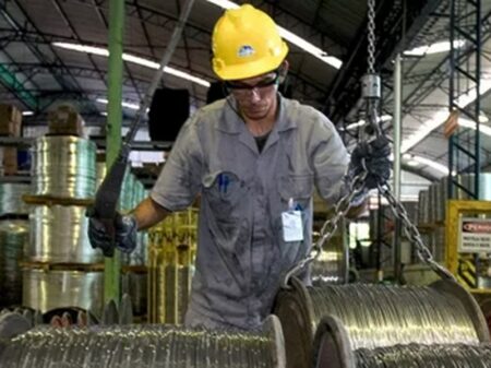 Faturamento da indústria cai 1,3% em abril, mostra CNI