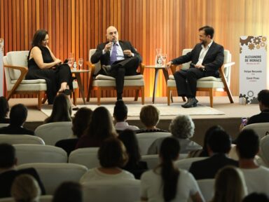 Moraes defende regulação e afirma que big techs têm “má vontade”