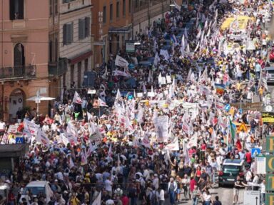 Manifestação em Roma pede fim do envio de armas ao regime Zelensky