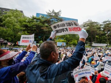 Pescadores japoneses se manifestam contra despejo de água de Fukushima no mar