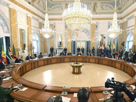 Putin mostra a líderes africanos Tratado de Neutralidade que Kiev assinou e rasgou