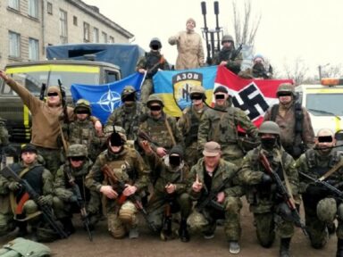 NYT pede a soldados ucranianos que escondam seus emblemas nazistas na hora das fotos