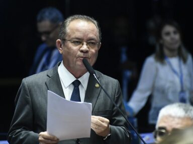 Senador vota com o governo e abandona PL de Bolsonaro